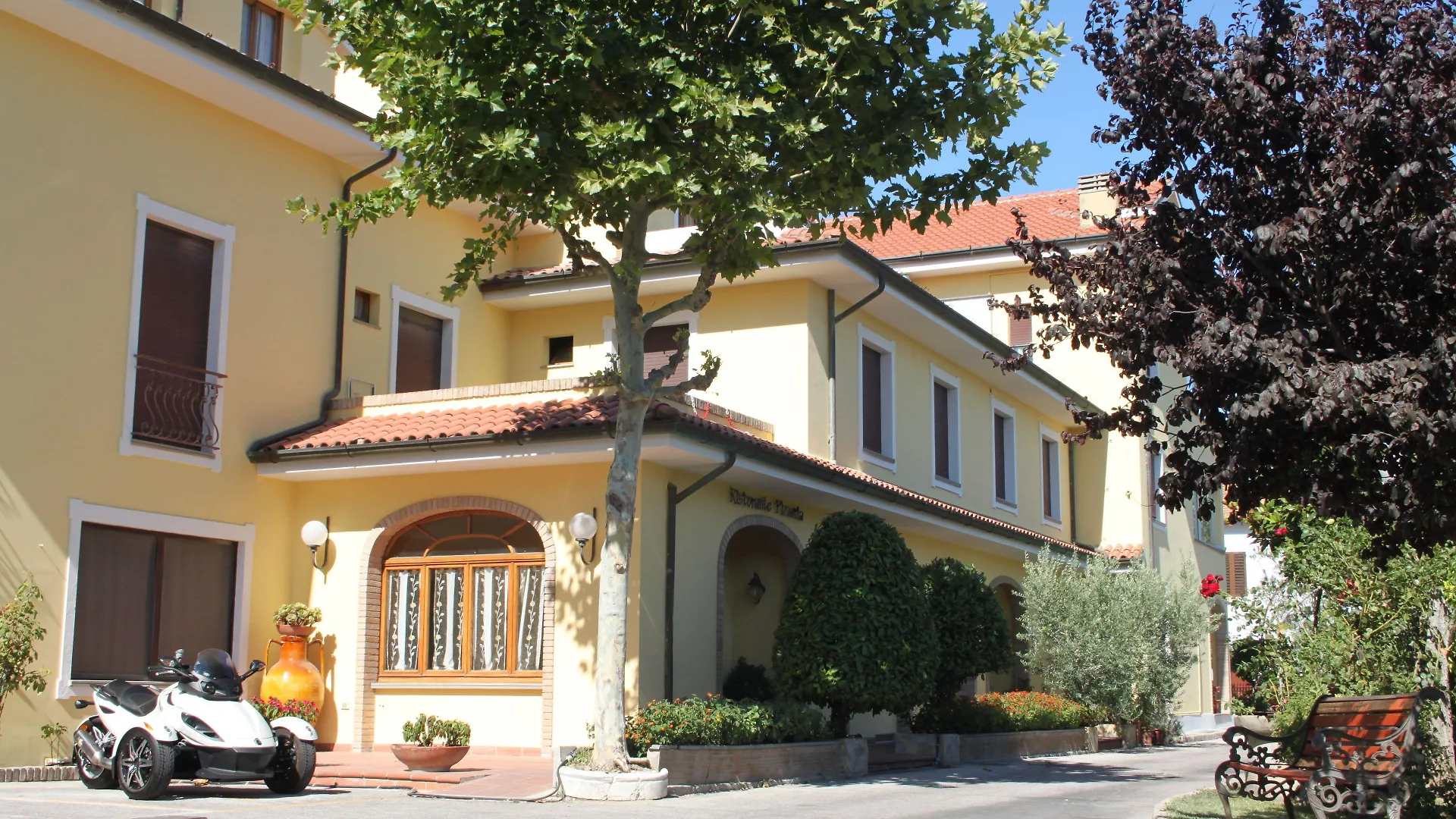 Soggiornare vicino a Raphael Beach: 5 Hotel sul Mare a Confronto